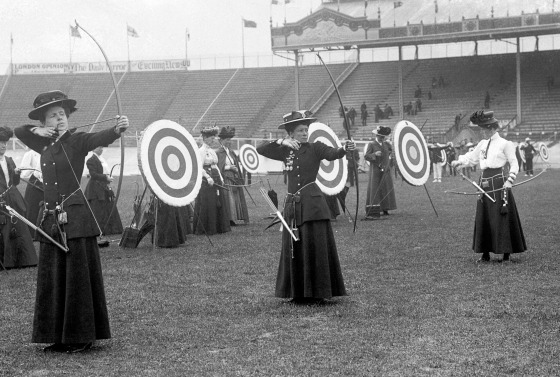 1908 런던 올림픽에 출전한 여자 양궁 선수. 서울신문DB