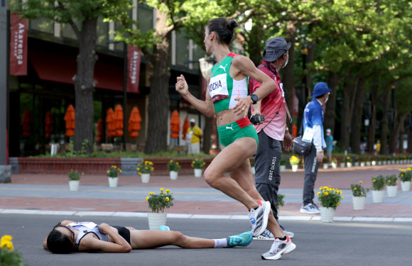 결국 드러누운 최경선