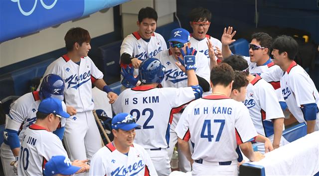 한국 야구대표팀 김현수가 7일 일본 요코하마 스타디움에서 열린 도쿄올림픽 야구 도미니카공화국과의 동메달 결정전 4회말 무사에서 솔로 홈런을 친뒤 동료들과 환호하고 있다. 요코하마 올림픽사진공동취재단