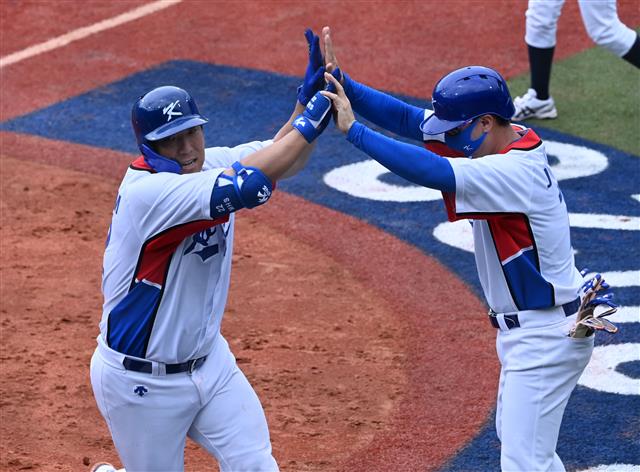 한국 야구대표팀 김현수가 7일 일본 요코하마 스타디움에서 열린...