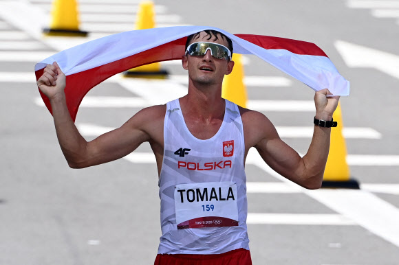 우승 후보로 거론되지 않았던 다비트 토말라(32·폴란드)가 3시간50분08초로 깜짝 금메달을 목에 걸었다. AFP연합