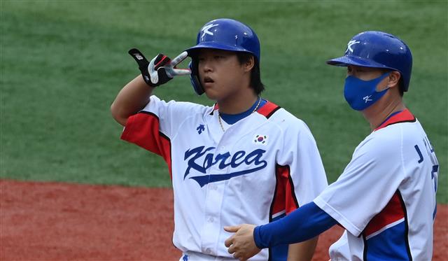 한국 야구대표팀 강백호가 7일 일본 요코하마 스타디움에서 열린 도쿄올림픽 야구 도미니카공화국과의 동메달 결정전 5회말 2사 1, 2루에서 역전타를 친뒤 환호하고 있다. 요코하마 올림픽사진공동취재단