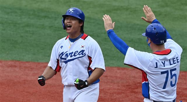 한국 야구대표팀 강백호가 7일 일본 요코하마 스타디움에서 열린 도쿄올림픽 야구 도미니카공화국과의 동메달 결정전 5회말 2사 1, 2루에서 역전타를 친뒤 환호하고 있다. 요코하마 올림픽사진공동취재단