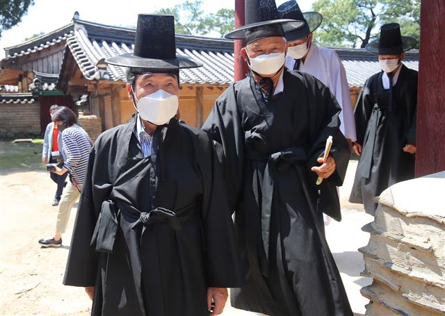 옥산서원 찾아 제복 갈아입은 이낙연