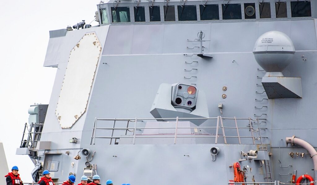 알레이버크급 이지스구축함 스톡데일(DDG106)에 장착된 ‘오딘’ 레이저 시스템(가운데). 미 해군 제공