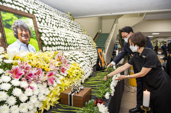 최재형 전 감사원장의 아내, 김홍빈 빈소에 헌화