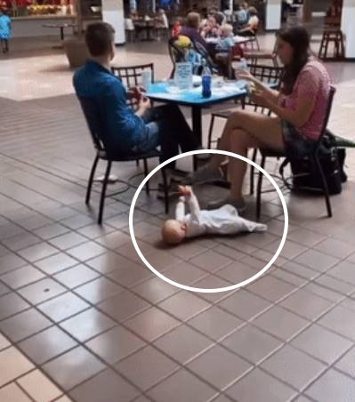 미국의 한 쇼핑몰 바닥에 아기를 내버려둔 채 식사를 하는 부모가 논란이다. 틱톡 ‘Jaygunna’ 캡처