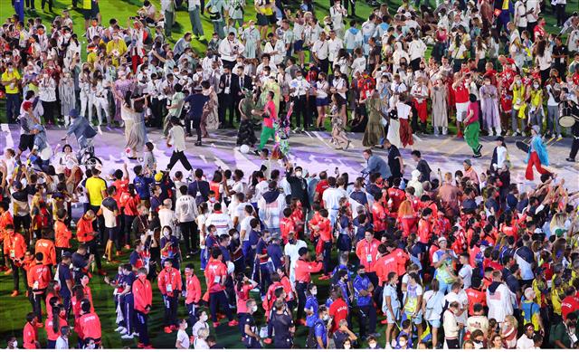 8일 도쿄올림픽 스타디움(신국립경기장)에서 열린 2020도쿄올림픽 폐회식에서 각국 선수단들이 모여 있다.  2021.08.08. 도쿄 올림픽사진공동취재단