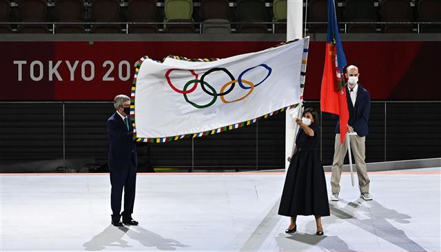 안네 히달고 파리 시장이 8일 도쿄올림픽 스타디움(신국립경기장)에서 열린 2020도쿄올림픽 폐회식에서 토마스 바흐 IOC위원장으로부터   올림픽기를 건네 받고 있다. 2021.08.08.  도쿄 올림픽사진공동취재단