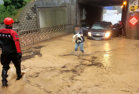 강원 기습 폭우… 침수차량 탑승자 5명 구조 