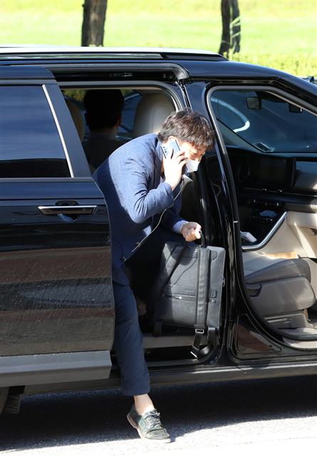 이준석 국민의힘 대표가 9일 오전 개인택시 면허 양수교육을 받기 위해 경북 상주시 청리면 한국교통안전공단 상주 교통안전체험교육센터에 도착해 차량에서 내리고 있다.  2021.8.9 뉴스1