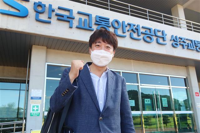 이준석 국민의힘 대표가 9일 오전 경북 상주시 청리면 한국교통안전공단 상주 교통안전체험교육센터에 도착해 개인택시면허 양수 교육을 받기 위해 교육장에 들어가기 전 파이팅 포즈를 취하고 있다. 2021.8.9 뉴스1