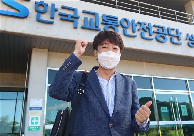 이준석 국민의힘 대표가 9일 오전 경북 상주시 청리면 한국교통안전공단 상주 교통안전체험교육센터에 도착해 개인택시 면허 양수교육을 받기 위해 교육장에 들어가기 전 파이팅 포즈를 취하고 있다. 2021.8.9 뉴스1