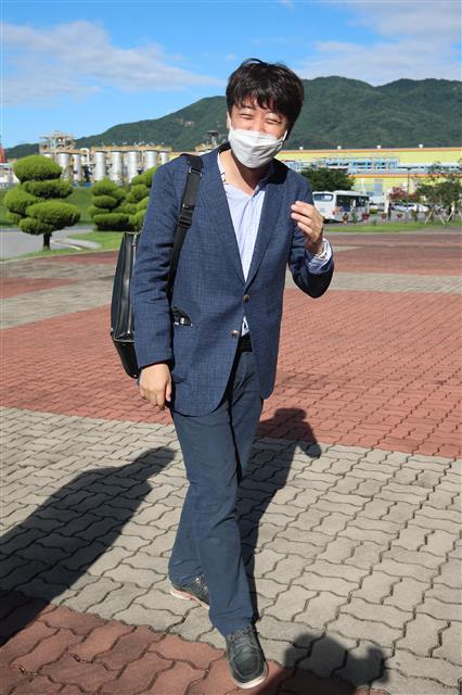 이준석 국민의힘 대표가 9일 오전 개인택시 면허 양수교육을 받기 위해 경북 상주시 청리면 한국교통안전공단 상주 교통안전체험교육센터에 도착해 차량에서 환하게 웃으며 강의실로 향하고 있다.  2021.8.9 뉴스1