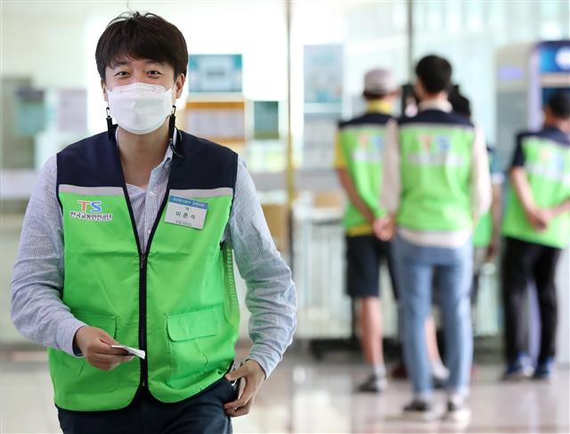 이준석 국민의힘 대표가 9일 경북 상주시 청리면 한국교통안전공단 상주 교통안전체험교육센터서 개인택시면허 양수 교육에 참가해 오전 오리엔테이션 일정을 마친 뒤 점심식사를 위해 구내식당 식권을 구매한 뒤 교육실로 돌아가고 있다. 2021.8.9 뉴스1