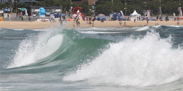 해수욕장 폐쇄를 하루 앞둔 9일 부산 해운대해수욕장이 높은 파도로 입수금지 조치가 내려졌다. 부산시는 10일 0시 부터 사회적 거리두기 단계를 4단계로 격상한다. 2021.8.9 뉴스1