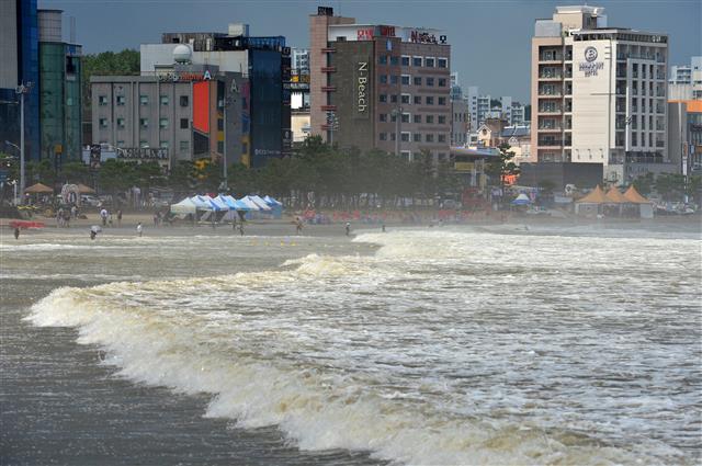 제9호 태풍 루핏의 간접영향권에서 점차 벗어나고 있는 9일 경북 포항시 북구 영일대해수욕장으로 높은 파도가 밀려들고 있다.2021.8.9 뉴스1