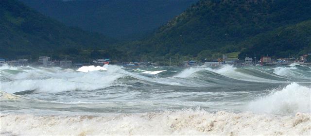 제9호 태풍 루핏의 간접영향권에서 점차 벗어나고 있는 9일 경북 포항시 북구 흥해읍 용한리 해수욕장으로 너울파도가 밀려들고 있다.2021.8.9 뉴스1