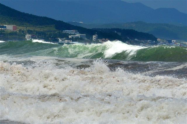 제9호 태풍 루핏의 간접영향권에서 점차 벗어나고 있는 9일 경북 포항시 북구 흥해읍 용한리 해수욕장으로 너울파도가 밀려들고 있다.2021.8.9 뉴스1