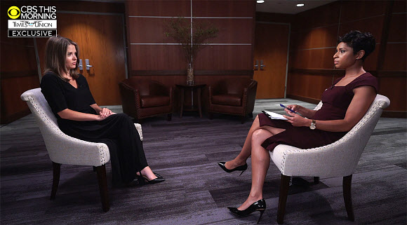 CBS 방송에 출연한 앤드루 쿠오모 뉴욕주지사의 전 비서 브리트니 코미소(왼쪽). AP