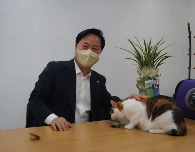 고양이에게 간식 주는 김두관 후보. 페이스북 캡처.