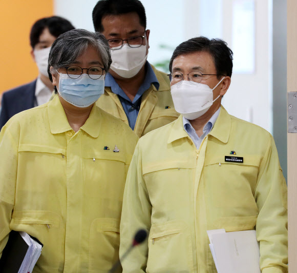 권덕철 중앙재난안전대책본부 1차장(보건복지부 장관, 오른쪽)과 정은경 질병관리청장(중앙방역대책본부장)이 9일 오후 충북 청주시 질병관리청에서 신종 코로나바이러스 감염증(코로나19) 백신 도입 및 접종계획 등을 발표하기 위해 브리핑룸으로 이동하고 있다. 2021.8.9  연합뉴스