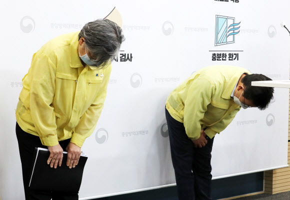 권덕철 중앙재난안전대책본부 1차장(보건복지부 장관, 오른쪽)과 정은경 질병관리청장(중앙방역대책본부장)이 9일 오후 충북 청주시 질병관리청에서 열린 신종 코로나바이러스 감염증(코로나19) 백신 도입 및 접종계획 등을 발표하는 보건복지부-질병관리청 합동브리핑에 입장해 인사하고 있다. 2021.8.9  연합뉴스