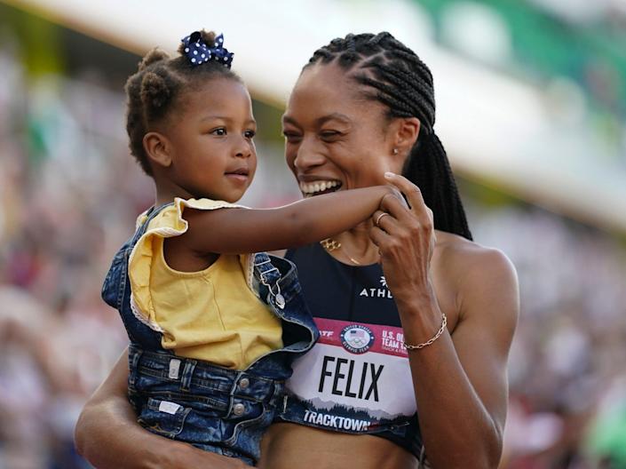 지난 6월 오리건주 유진에서 열린 2020 도쿄올림픽 미국 육상 대표 선발전을 통과한 기쁨을 딸 캠린과 나누는 앨리슨 펠릭스. 