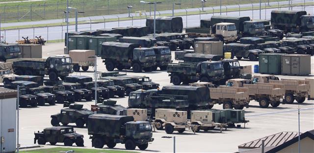 올 후반기 한미연합군사훈련의 ‘사전연습’격인 위기관리참모훈련(CMST) 개시를 하루 앞둔 9일 오후  경기도 평택시 캠프 험프리스에 군용차량들이 주차돼 있다. 군 당국은 올 후반기 한미연합훈련을 예정대로 실시하되 규모는 올 3월 전반기 훈련보다도 축소할 것으로 알려졌다. 2021.8.9 뉴스1