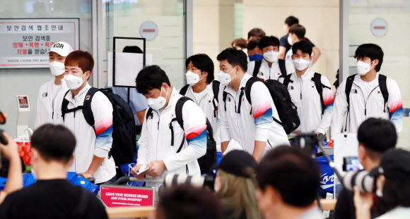 야구대표팀 선수들이 8일 인천국제공항을 통해 입국하고 있다. 연합뉴스