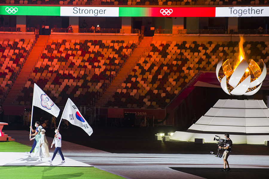 전웅태가 8일 일본 도쿄 올림픽 스타디움에서 열린 폐막식에서 기수로 입장하고 있다. 도쿄 류재민 기자 phoem@seoul.co.kr