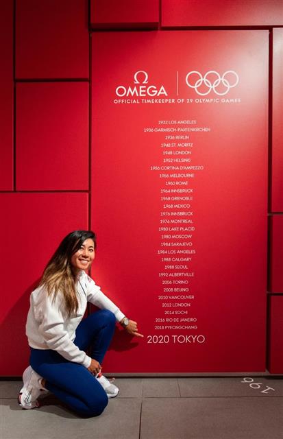 도쿄올림픽을 통해 올림픽에 처음 참가한 미국 여자 골프 대표팀의 재미교포 대니얼 강이 지난 8일 오메가가 마련한 인터뷰에 앞서 이 업체가 공식 타임키퍼로 참여한 역대 동·하계 올림픽 이름이 새겨진 표지판 앞에서 활짝 웃고 있다. 오메가 제공