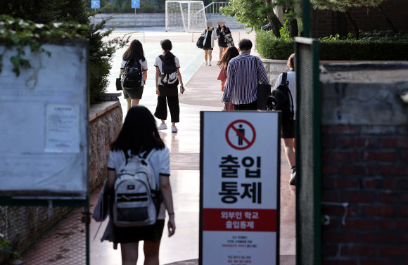 10일 오전 여름방학을 마치고 개학한 서울 시내 한 고등학교에서 3학년 학생들이 등교하고 있다.  9월 6일부터 ‘사회적 거리두기’ 1∼3단계에서는 전국의 모든 유치원과 초·중·고등학교가 전면 등교하게 된다.  또 거리두기 4단계에서도 학교급별 3분의 2까지 등교를 허용하는 등 2학기 대면 수업이 확대된다. 2021.8.10  연합뉴스