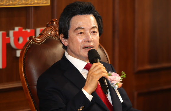 국가혁명당 허경영 명예대표가 10일 서울 여의도 국가혁명당에서 열린 대통령선거 출마 관련 기자회견에서 인사말을 하고 있다. 2021.8.10 연합뉴스