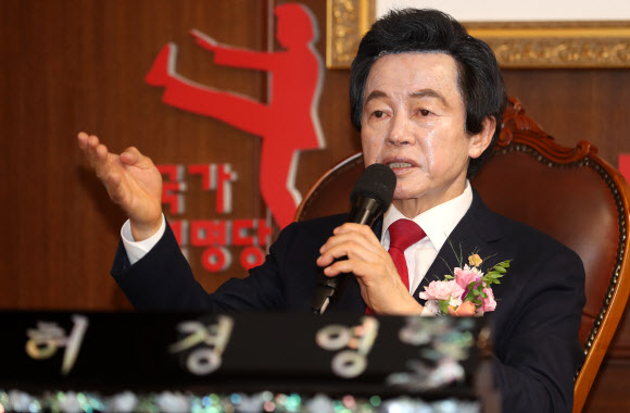 국가혁명당 허경영 명예대표가 10일 서울 여의도 국가혁명당에서 열린 대통령선거 출마 관련 기자회견에서 인사말을 하고 있다. 2021.8.10  연합뉴스