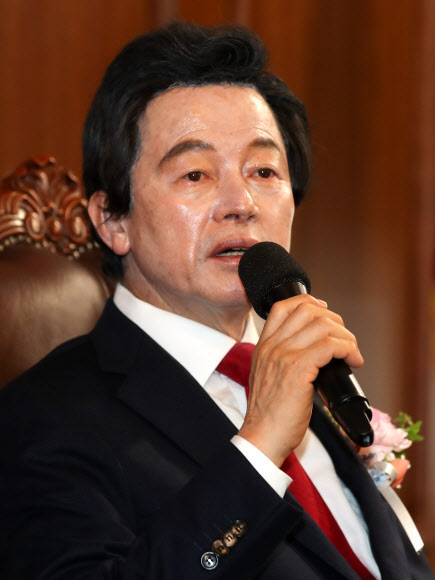 국가혁명당 허경영 명예대표가 10일 서울 여의도 국가혁명당에서 열린 대통령선거 출마 관련 기자회견에서 인사말을 하고 있다. 2021.8.10 연합뉴스