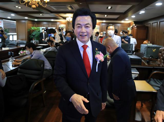 허경영 국가혁명당 명예대표가 10일 서울 오전 서울 여의도 국가혁명당사에서 열린 대선출마 관련 기자회견에 참석하고 있다. 허 대표는 오는 18일 행주산성 입구에서 공식 대선 출마선언을 할 예정이다. 2021.8.10 뉴스1