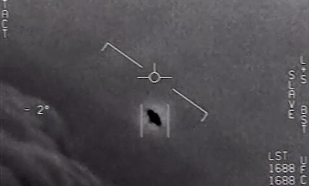 미국 해군 소속 FA 18 슈퍼 호넷의 조종사가 상공에서 찍은 미확인 비행물체(UFO) 모습. 미 국방부 영상 캡쳐