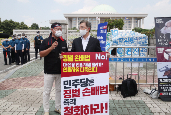 국민의힘 대선 주자인 최재형 전 감사원장이 10일 서울 여의도 국회 앞에서 허위·조작 보도에 징벌적 손해배상 적용을 내용으로 하는 언론중재 및 피해구제 등에 관한 법률(언론중재법) 개정안 반대 투쟁에 나선 KBS노동조합 허성권 위원장과 만나 대화하고 있다. 2021. 8. 10  김명국 선임기자 daunso@seoul.co.kr