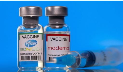 미국 제약사 화이자(왼쪽)와 모더나의 코로나19 백신. 로이터 연합뉴스