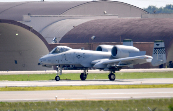한미연합훈련이 시작된 10일 경기도 오산 미군기지에서 A-10 공격기가 기동훈련을 하고 있다. 2021.8.10  박지환 기자 popocar@seoul.co.kr