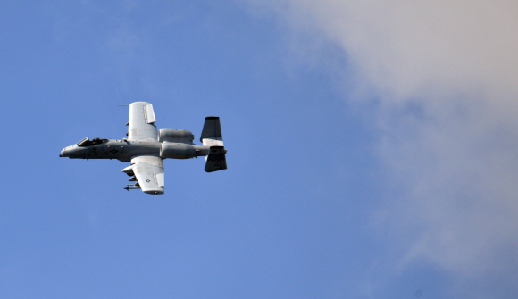 한미연합훈련이 시작된 10일 경기도 오산 미군기지에서 A-10 공격기가 기동훈련을 하고 있다. 2021.8.10  박지환 기자 popocar@seoul.co.kr