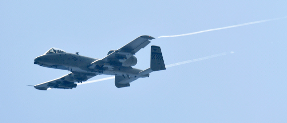한미연합훈련이 시작된 10일 경기도 오산 미군기지에서 A-10 공격기가 기동훈련을 하고 있다. 2021.8.10  박지환 기자 popocar@seoul.co.kr