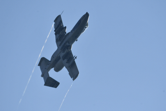 한미연합훈련이 시작된 10일 경기도 오산 미군기지에서 A-10 공격기가 기동훈련을 하고 있다. 2021.8.10 박지환 기자 popocar@seoul.co.kr