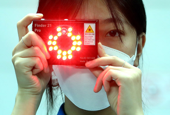 10일 오후 인천시 남동구 구월동 인천지하철 1호선 예술회관역 여자 화장실에서 인천경찰청 여성청소년과 여성보호계 경찰관이 ‘몰래카메라’ 단속을 진행하고 있다. 2021.8.10  연합뉴스