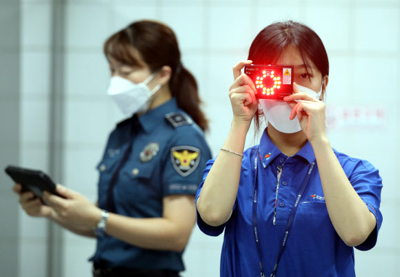 10일 오후 인천시 남동구 구월동 인천지하철 1호선 예술회관역 여자 화장실에서 인천경찰청 여성청소년과 여성보호계 경찰관들이 ‘몰래카메라’ 단속을 진행하고 있다. 2021.8.10  연합뉴스