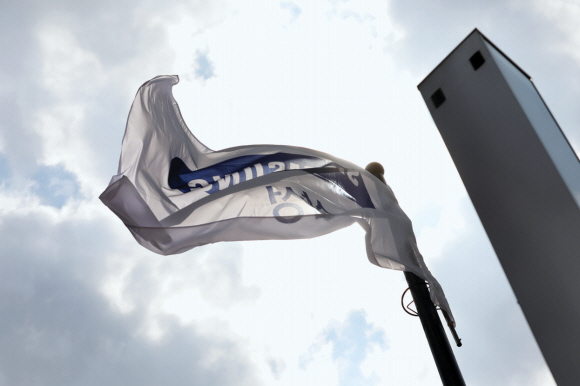 이재용 삼성전자 부회장의 출소를 사흘 앞둔 10일 서울 서초구에 있는 삼성전자 사옥 앞에 내걸린 회사 깃발이 바람에 나부끼고 있다. 뉴스1