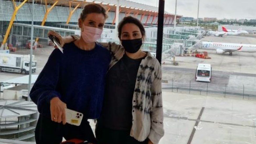 지난 6월 스페인 마드리드 공항에서 영국 여성 시온드 테일러(왼쪽)와 다정한 포즈를 취한 셰이카 라티파 알막툼 아랍에미리트(UAE) 두바이 통치자(에미르)의 공주.