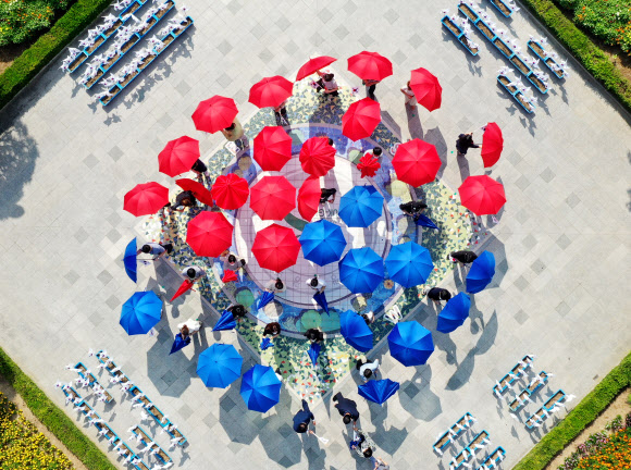 제76주년 광복절을 나흘 앞둔 11일 오전 광주 북구청 광장에서 문인 북구청장과 구청 공직자들이 태극기 문양을 만들며 퍼포먼스를 펼치고 있다. 북구청은 광복절을 맞아 나라 사랑 정신을 되새기고 코로나19 극복의 의지를 다지고자 이번 행사를 기획했다. 2021.8.11  연합뉴스