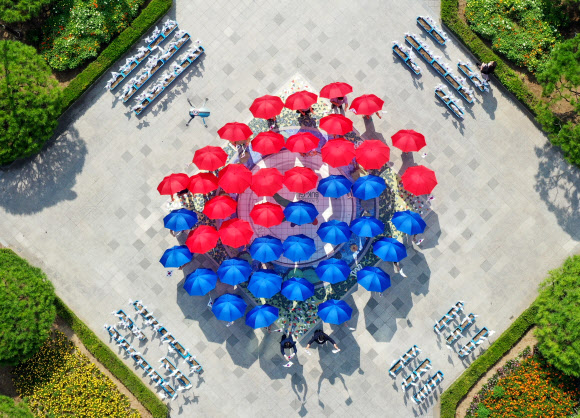 제76주년 광복절을 나흘 앞둔 11일 오전 광주 북구청 광장에서 문인 북구청장과 구청 공직자들이 태극기 문양을 만들며 퍼포먼스를 펼치고 있다. 북구청은 광복절을 맞아 나라 사랑 정신을 되새기고 코로나19 극복의 의지를 다지고자 이번 행사를 기획했다. 2021.8.11  연합뉴스